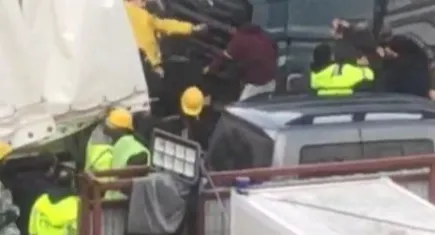 Tır sürücüleri arasında yol vermeme kavgası: Vatandaşlar zor ayırdı