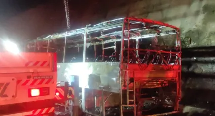 Turistleri taşıyan otobüs cayır cayır yandı