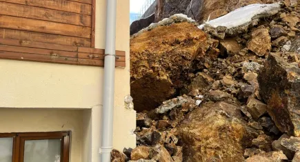 Yangın felaketiyle gündeme gelmişti: O köy şimdi de heyelanla gündemde