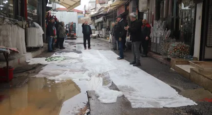 İzmir'de sağanak etkili oldu! Esnaf çareyi yerlere perde sermekte buldu