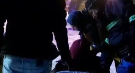 Kar yağışı nedeniyle yolu kapanan köyde yüz felci geçiren kadın kurtarıldı