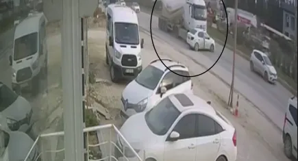 Trafikte korku dolu anlar: Beton mikseri otomobili 150 metre sürükledi