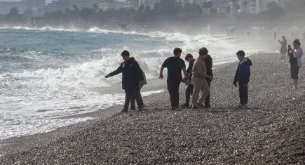 Turuncu kod uyarısı verilmişti: Antalyalılar güneşli hava denizin keyfini çıkardı