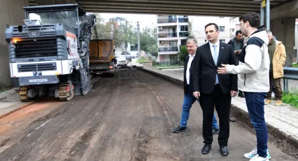 Bornova’da güvenli ulaşım için asfaltlama çalışmaları sürüyor