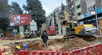 Buca'nın göbeğinde gün ortasında altyapı çalışması hayatı durdurdu