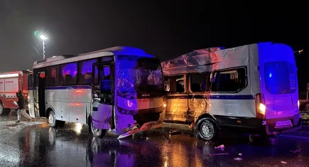 Manisa'da feci kaza: İşçi servisleri çarpıştı, 35 kişi yaralandı