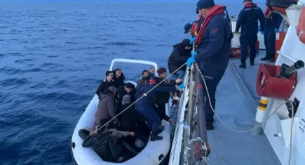 İzmir haber: Sürüklenen lastik botta 45 düzensiz göçmen kurtarıldı