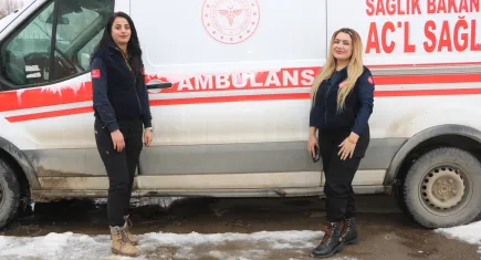 Yüksekova’da kadın ambulans şoförleri hayat kurtarmak için zamanla yarışıyorlar