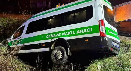 Cenazeye giden minibüs dereye uçtu: Çok sayıda yaralı var!
