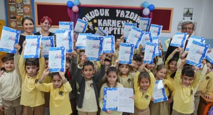İzmir'de öğrenciler karnelerini aldı