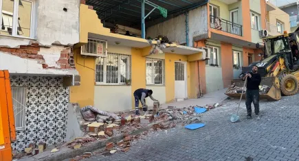 İzmir haber: Freni boşalan kamyon ortalığı birbirine kattı! Eve ve park halindeki iki araca çarptı
