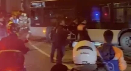 Metrobüs 4 otomobile çarptı!