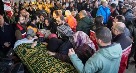Bolu'daki otel yangınında ölen anne ve kız Manisa'da toprağa verildi