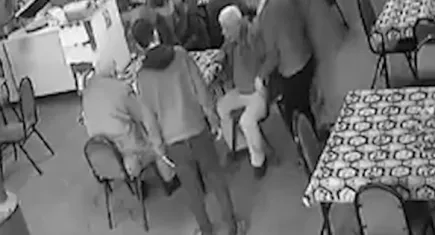Boğazına cisim takılan kişi Heimlich manevrasıyla kurtarıldı