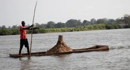 Sanaga Nehri'nde geçim kaynağı: Kamerun'da kum çıkarmanın zorlu yolu