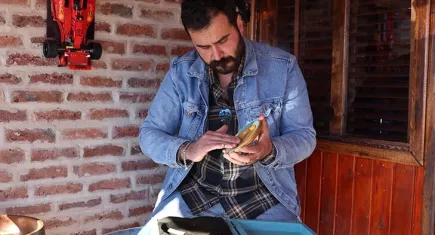 Hobi olarak başladığı ahşap oymacılığı gelir kapısı oldu