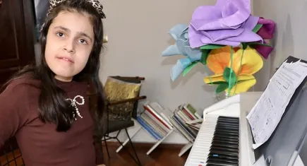Otizmli Hira, renkler yardımıyla piyano çalıyor