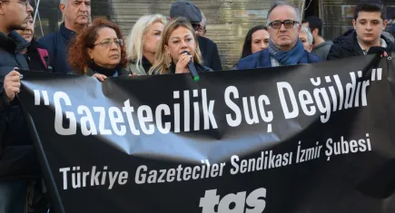 İzmirli gazetecilerden protesto: Arkadaşlarımızın yanındayız