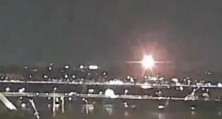 Bir uçak kazası daha! Yolcu uçağı ile askeri helikopter havada çarpıştı
