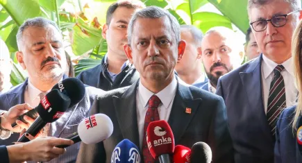 Özgür Özel, İzmir'de gazetecilerin sorularına yanıt verdi
