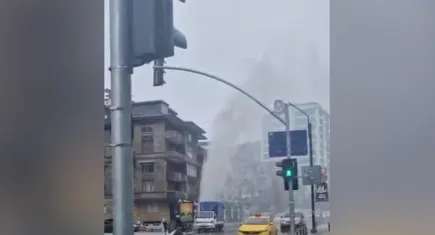 Kadıköy’de boru patladı: Çıkan su metrelerce yükseldi