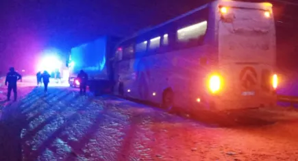 Sivas Gölova'da otobüs tıra çarptı: Çok sayıda yaralı var