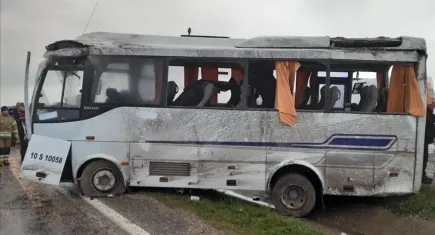 İşçi servisi devrildi: Çok sayıda yaralı var