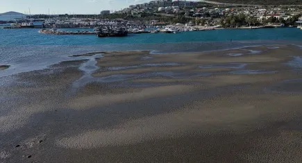 Çeşme'de korkutan görüntü: Deniz 300 metre çekildi