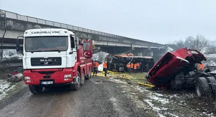Düzce’de ölümlü kaza: Kar küreme aracı ile tır köprüden devrildi