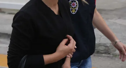 İzmir haber: Bir kadın bebeğini denize attı