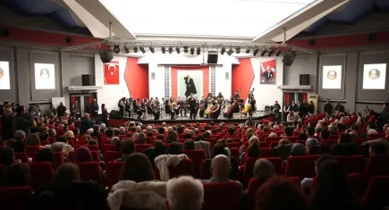 Manisa’da senfoni konseri: Özgür Özel'de izledi