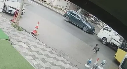 Sahipsiz köpekten kaçan çocuğa otobüs çarptı