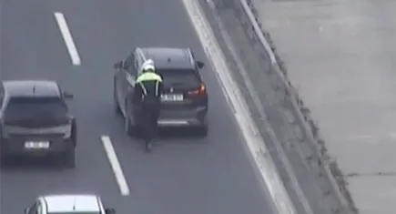 İstanbul'da köprüde arıza yapan araç, polis memurunun yardımıyla itildi