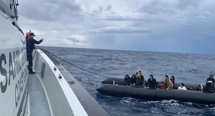 İzmir'de 24 düzensiz göçmen kurtarıldı