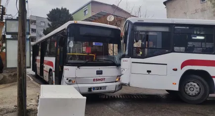 Karabağlar’da korkutan kaza: İki otobüs çarpıştı