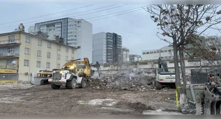 Konya'da çöken binanın enkazı kaldırıldı