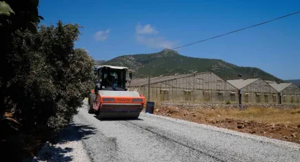 Mersin'de bir yılda 65 bin ton sıcak asfalt çalışması