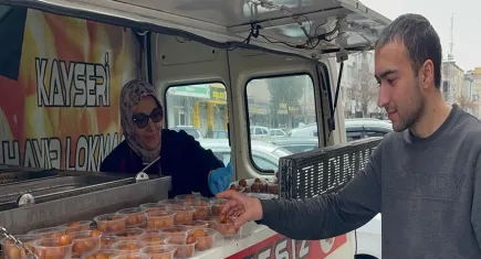 Eşinden boşanan adam lokma dağıttı!