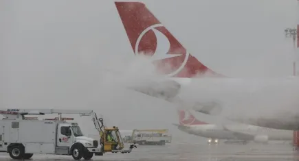 İstanbul’daki kar yağışı nedeniyle THY uçuşları iptal edildi