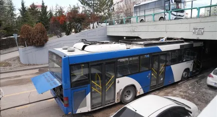 EGO otobüsü köprüye sıkıştı