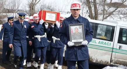 Bakan Kurum’dan talimat: Şehit Uslu’nun annesine verdiği sözü bakanlık yerine getirecek