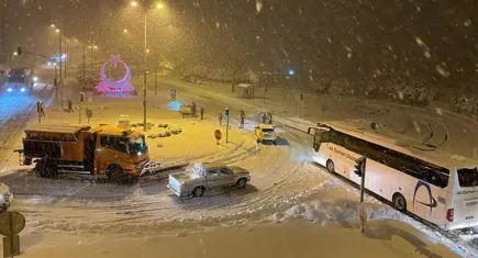 Karadeniz Sahil Yolu'nda kaza: 2 tır çarpıştı, Trabzon-Giresun güzergahı ulaşıma kapandı