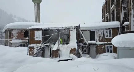 Çığ düşmesi sonucu restoranda hasar oluştu!