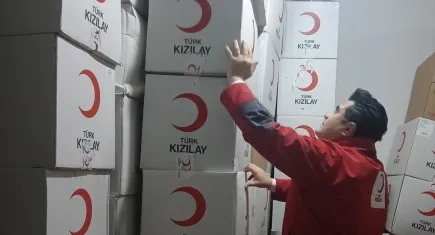 Türk Kızılay Karabağlar Şubesi, ihtiyaç sahiplerine ramazan kolisi ulaştırıyor
