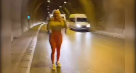 İzmir'de tünelde trafiği tehlikeye atan yaya yakalandı