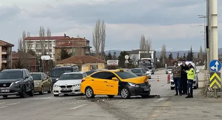 Ankara'da taksinin karıştığı kazada 5 kişi yaralandı