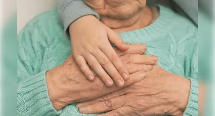 Dikilili öğrencilerden yaşlılara kişisel bakım