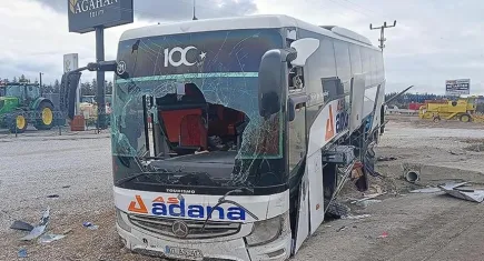 Yolcu otobüsü bariyere çarptı: Çok sayıda yaralı var!