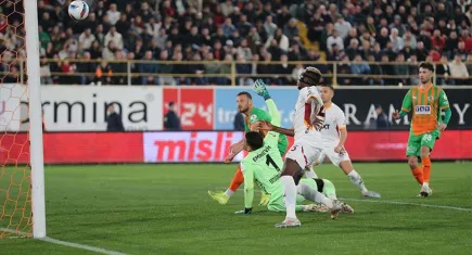 Galatasaray geri düştüğü maçta kazandı: Alanya deplasmanında 3 puanı aldı