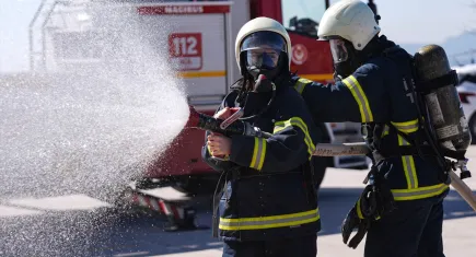 İzmir’de itfaiyecilik öğrencileri gerçekçi eğitimlerle mesleğe hazırlanıyor